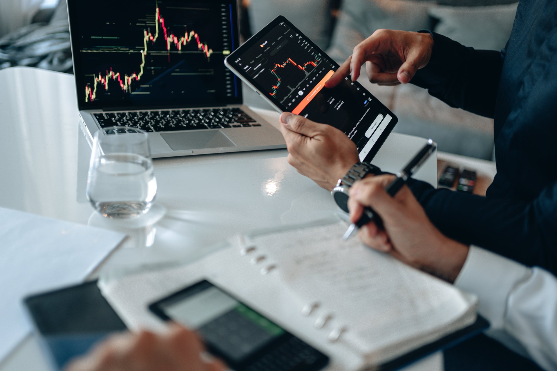 Posso ser Assessor de Investimentos e Consultor CVM ao mesmo tempo?